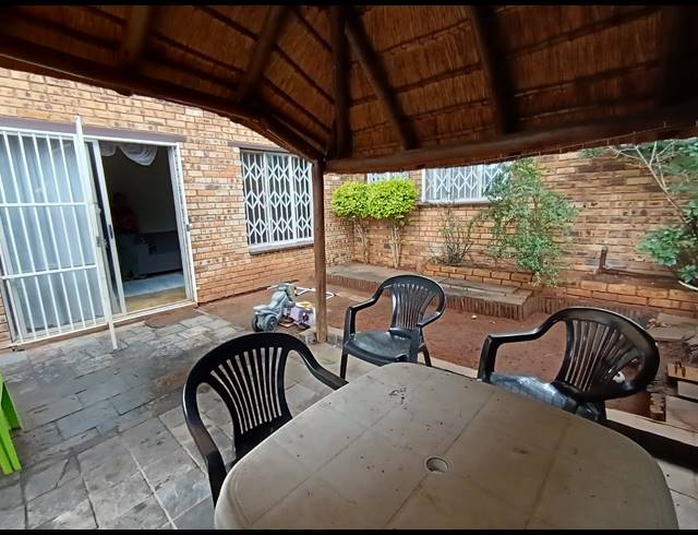 2 BEDROOM TOWNHOUSE FOR SALE IN SAFARI GARDENS